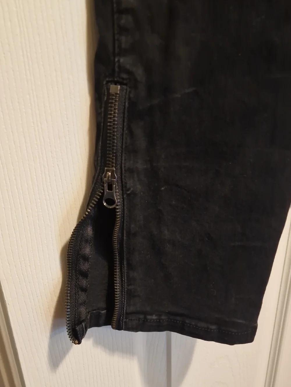 Black Men's Cargo Pants - Classic Utility Style - Picture 4 of 4